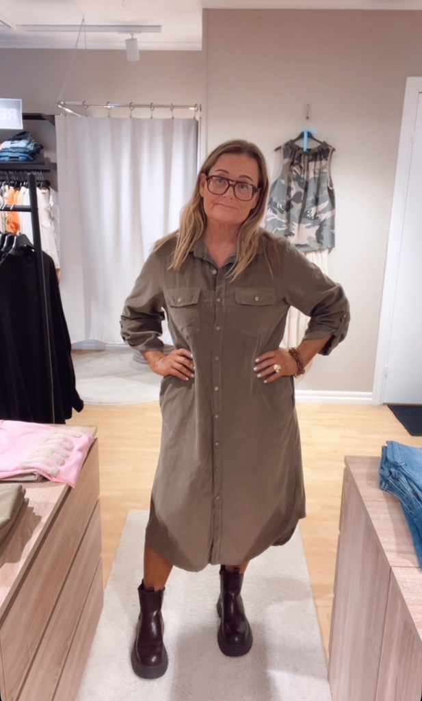 Corinne manchesterklänning, Taupe