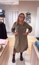 Corinne manchesterklänning, Taupe